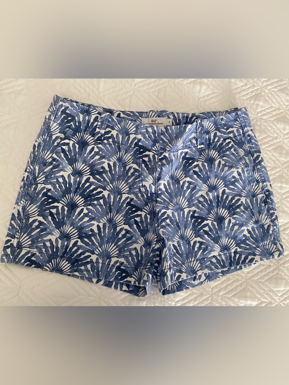 Vineyard Vines Navy Blue  and White Coastal Floral Print Women’s Shorts sz 4